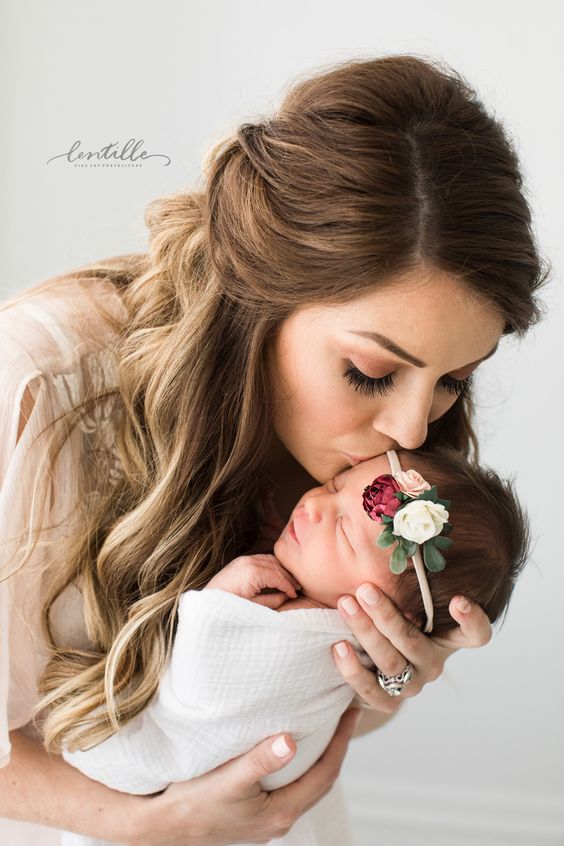 newborn and parent pose | Newborn family pictures, Photographing babies,  Newborn photography poses